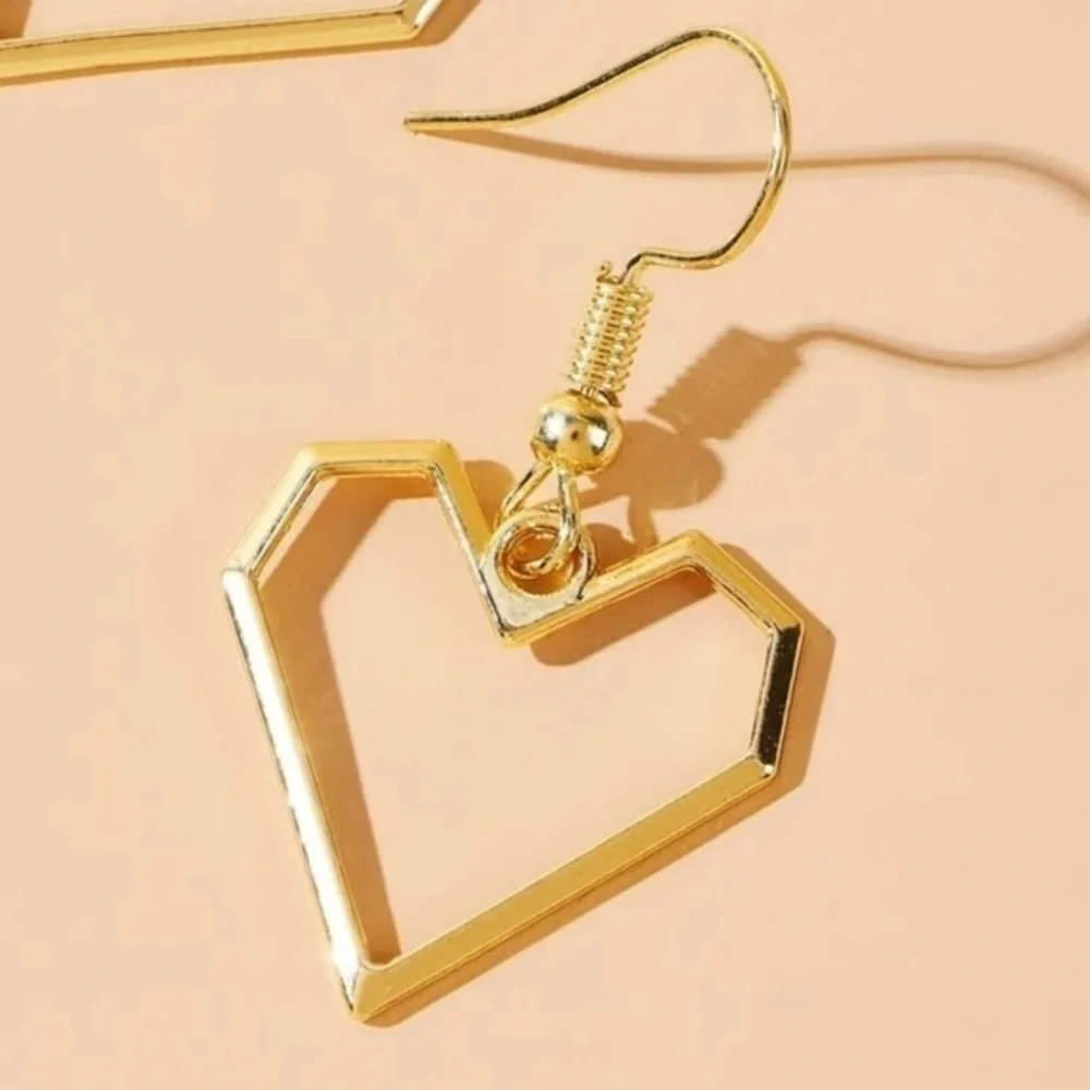 3/$30 💛 Heart Drop Earrings